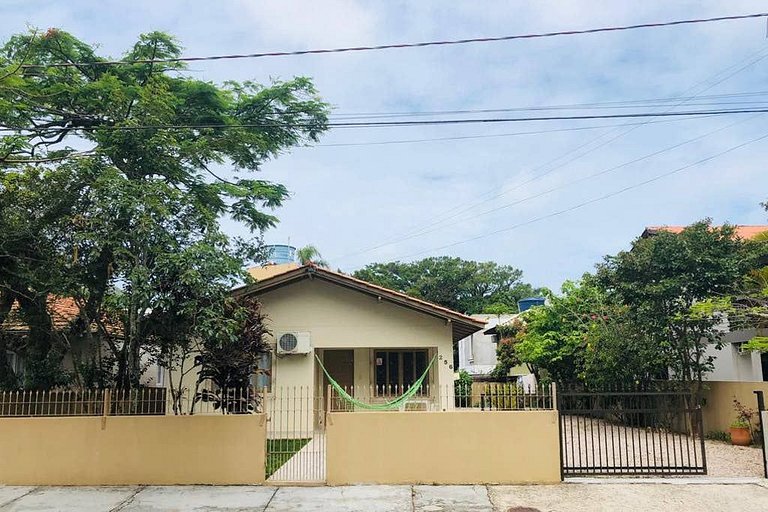 Casa de 03 dormitórios no centro de Bombinhas