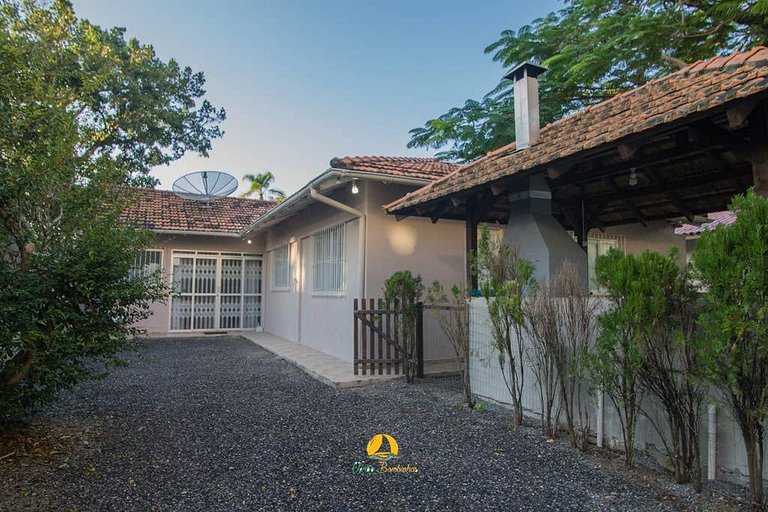 Excelente casa em Bombinhas á 200mts do mar - WIFI