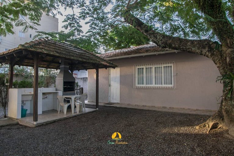 Linda casa em Bombinhas á 200MTS do MAR - WIFI
