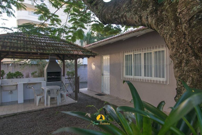 Linda casa em Bombinhas á 200MTS do MAR - WIFI