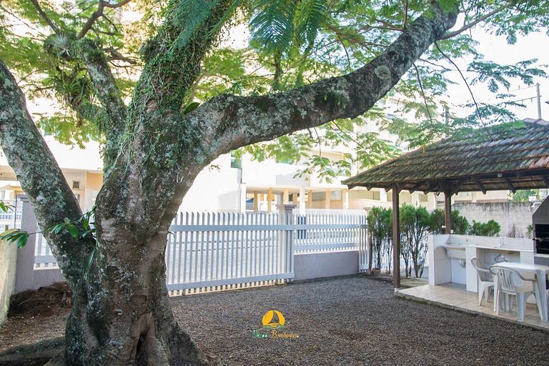 Linda casa em Bombinhas á 200MTS do MAR - WIFI