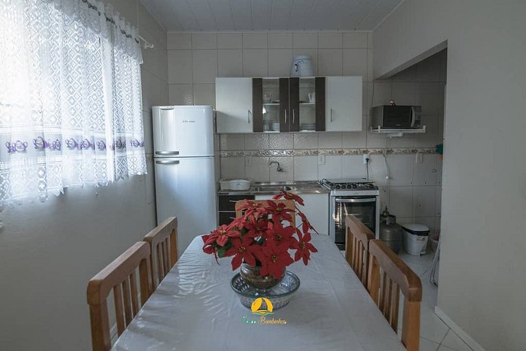 Linda casa em Bombinhas á 200MTS do MAR - WIFI