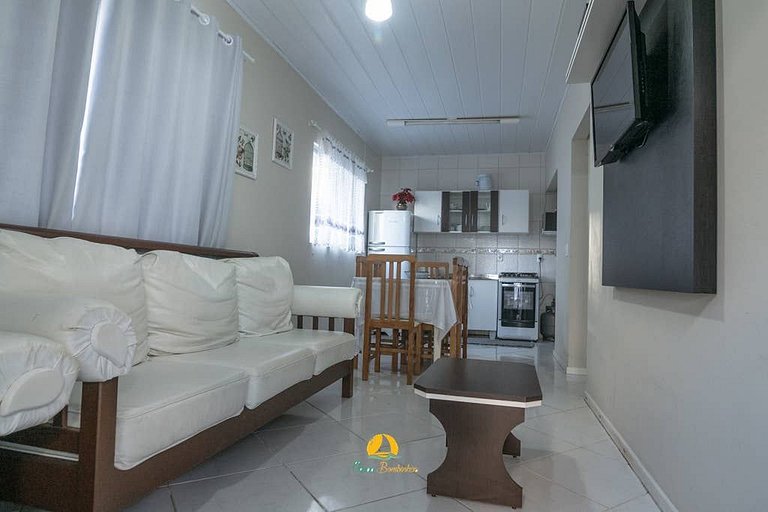 Linda casa em Bombinhas á 200MTS do MAR - WIFI