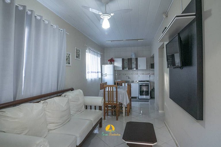 Linda casa em Bombinhas á 200MTS do MAR - WIFI