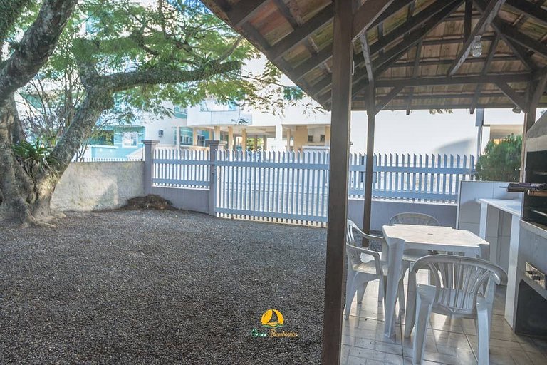 Linda casa em Bombinhas á 200MTS do MAR - WIFI