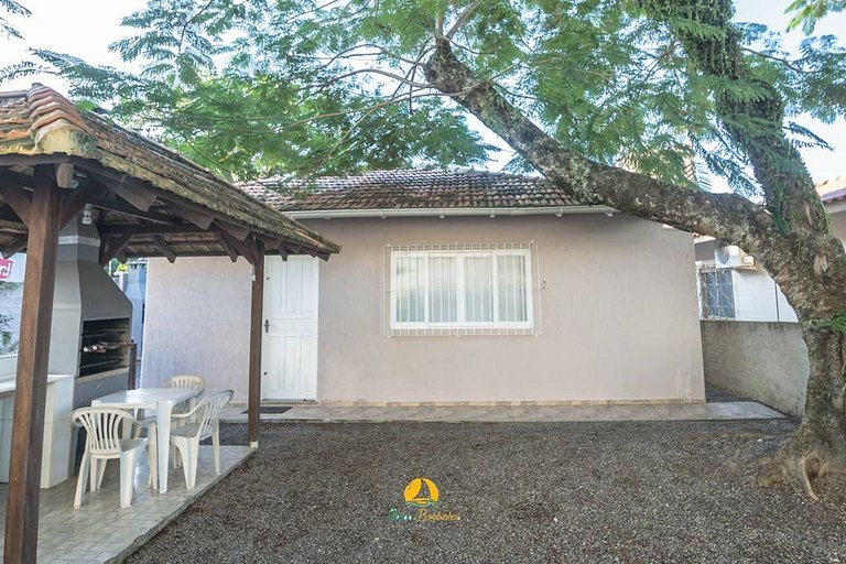 Linda casa em Bombinhas á 200MTS do MAR - WIFI