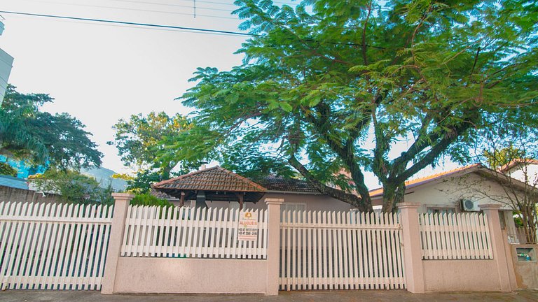 Linda casa em Bombinhas á 200MTS do MAR - WIFI