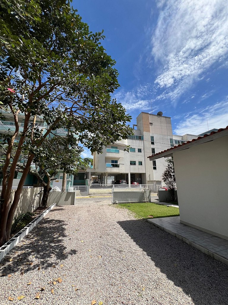 Casa de 03 dormitórios 260 Mt do mar