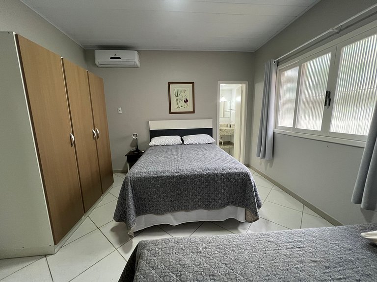 Linda casa em Bombinhas á 200MTS do MAR