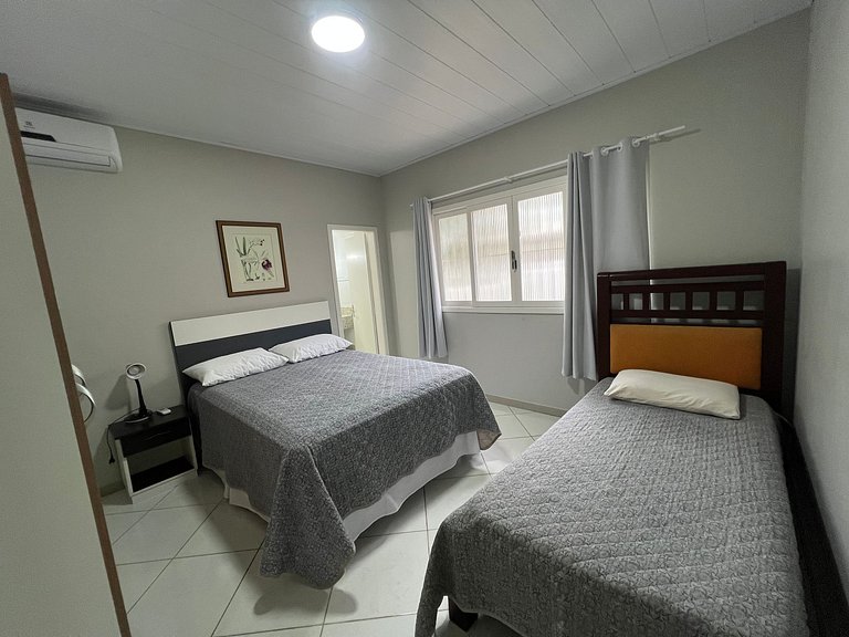 Linda casa em Bombinhas á 200MTS do MAR