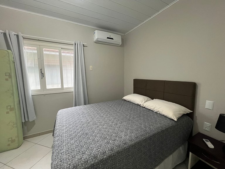 Linda casa em Bombinhas á 200MTS do MAR