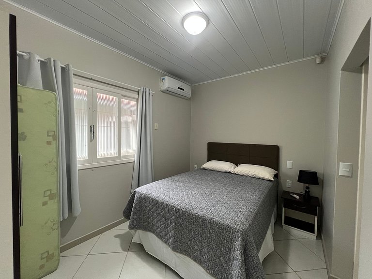 Linda casa em Bombinhas á 200MTS do MAR