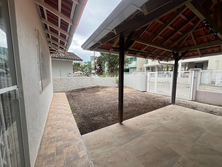 Linda casa em Bombinhas á 200MTS do MAR