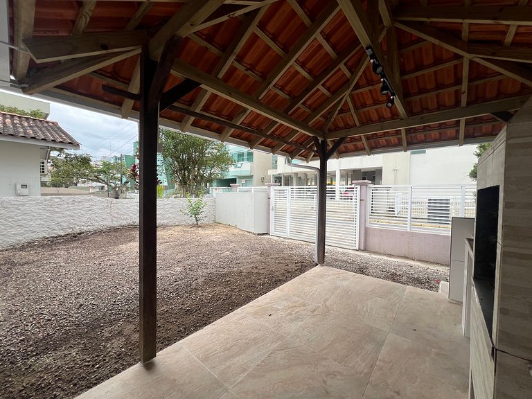 Linda casa em Bombinhas á 200MTS do MAR