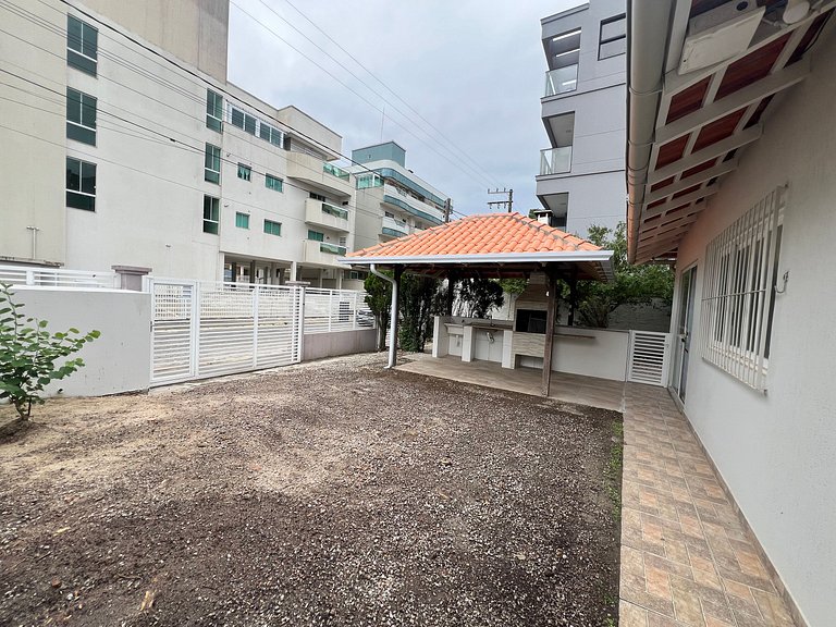 Linda casa em Bombinhas á 200MTS do MAR