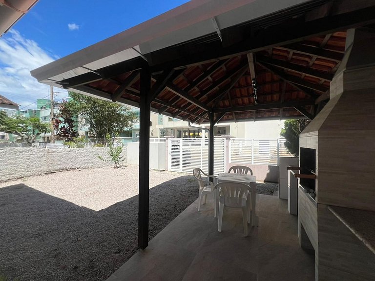 Linda casa em Bombinhas á 200MTS do MAR