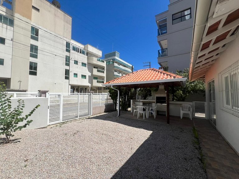 Linda casa em Bombinhas á 200MTS do MAR