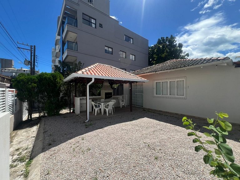 Linda casa em Bombinhas á 200MTS do MAR