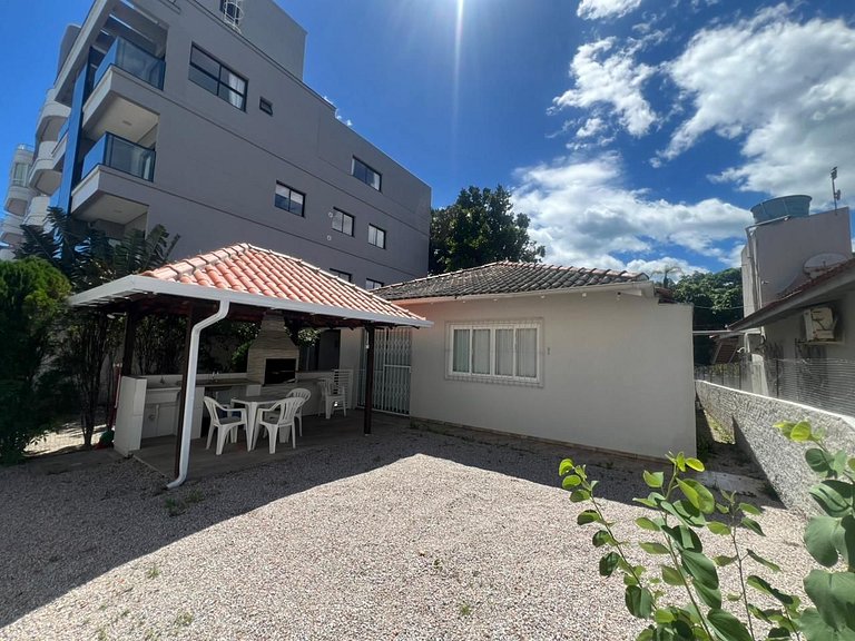 Linda casa em Bombinhas á 200MTS do MAR