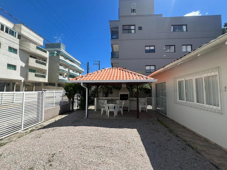 Linda casa em Bombinhas á 200MTS do MAR
