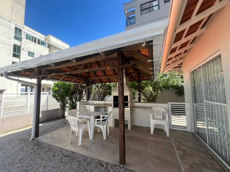 Linda casa em Bombinhas á 200MTS do MAR